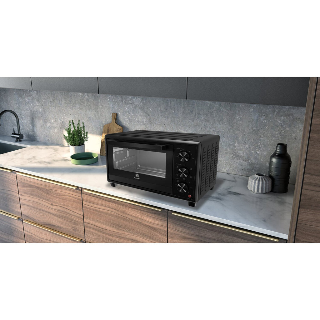 EOT2115X 21L UltimateTaste 500 electric oven on a kitchen countertop