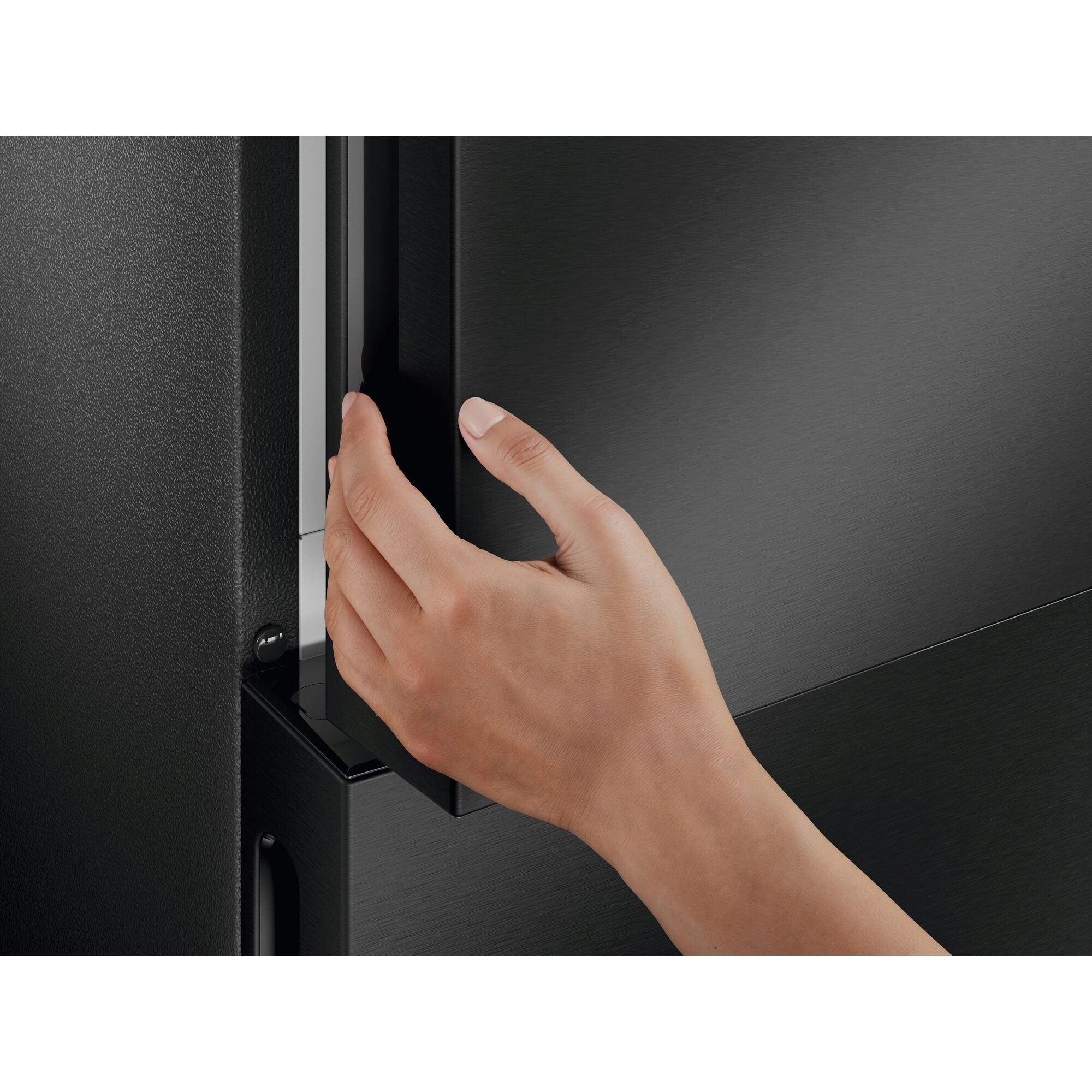 EBE4302C-B 423L 700 Series bottom freezer refrigerator