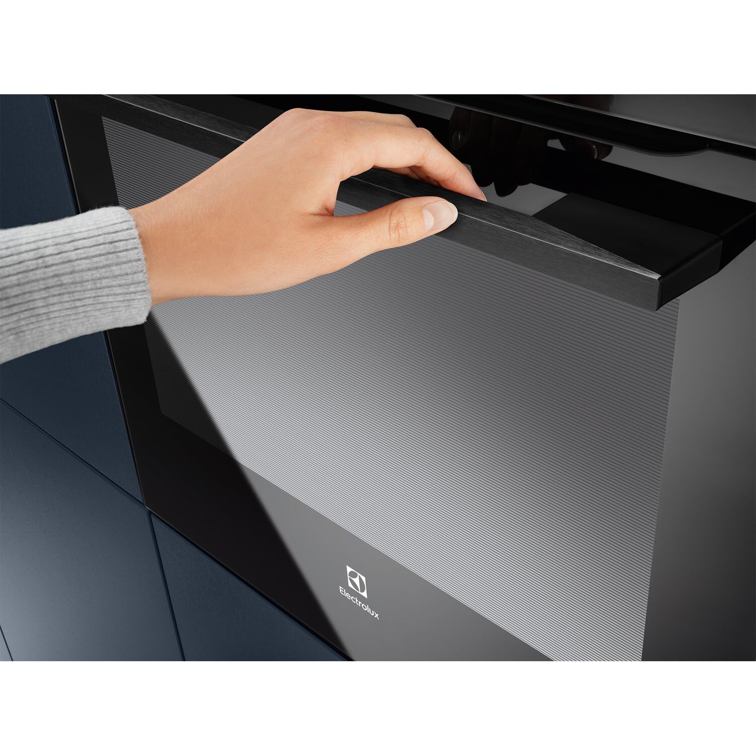 KOIGH00KA2 60cm built-in single oven door handle detail